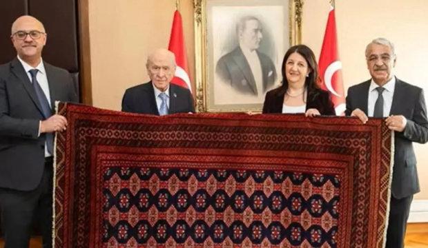 Ter&ouml;r &ouml;rg&uuml;t&uuml; PKK lideri &Ouml;calan&rsquo;dan Bah&ccedil;eli&rsquo;ye s&uuml;rpriz hediye: Bah&ccedil;eli'den teşekk&uuml;r