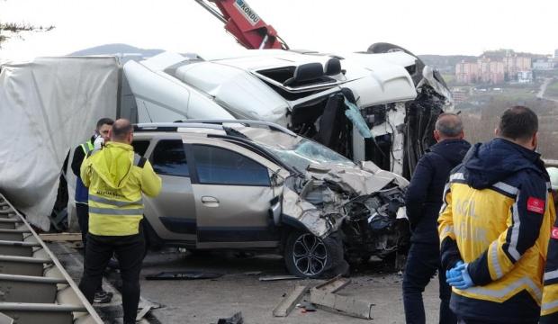 Tır karşı şeride ge&ccedil;ip ara&ccedil;lara daldı: 1 &ouml;l&uuml;, 3 yaralı