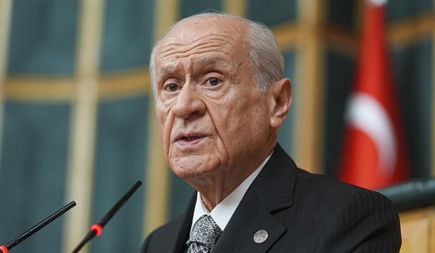 T&uuml;rk bayrağına al&ccedil;ak saldırı! Bah&ccedil;eli'den &ccedil;ok sert tepki: Herkes aklını başına alsın!