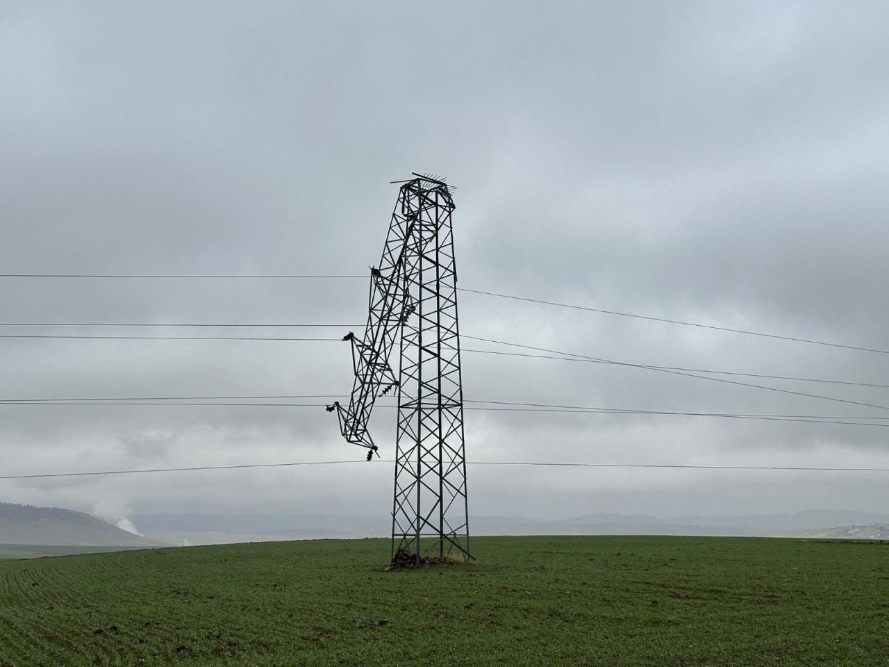 Mardin'in Derik ilçesinde devrilen orta gerilim direği.