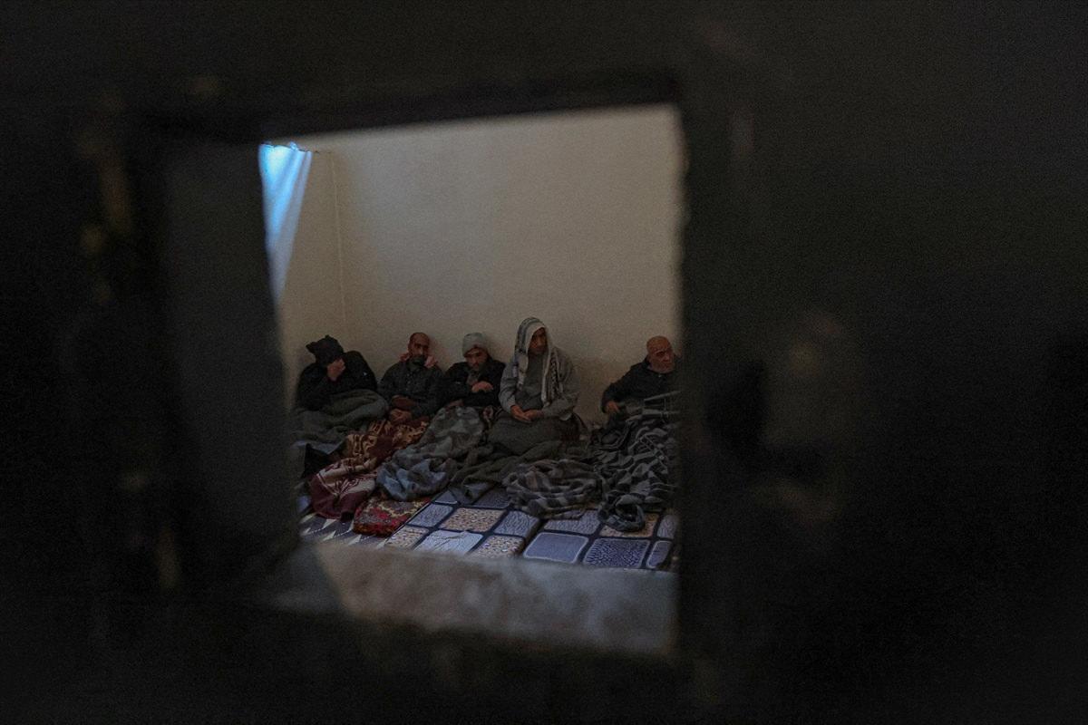 Şeddadi Hapishanesi'ne ulaşan AA muhabiri, serbest bırakıldıktan sonra Suriye ordusunca yakalanan DEAŞ'lı teröristlere 'ne gördüklerini' sordu.