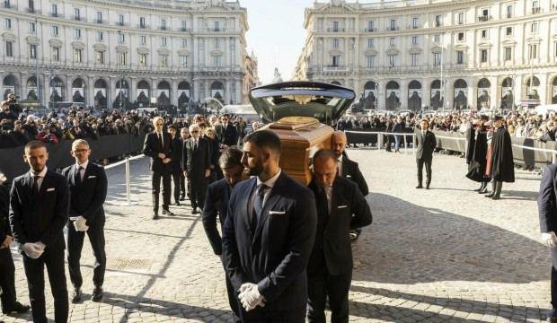 &Uuml;nl&uuml; İtalyan modacı Valentino, Roma'da son yolculuğuna uğurlandı