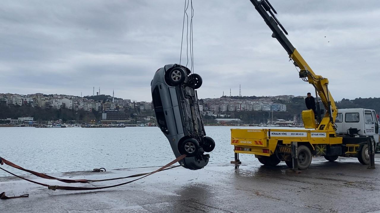 Sürücü yaralı bir şekilde kurtarılırken, araç da vinç yardımıyla sudan çıkartıldı. 