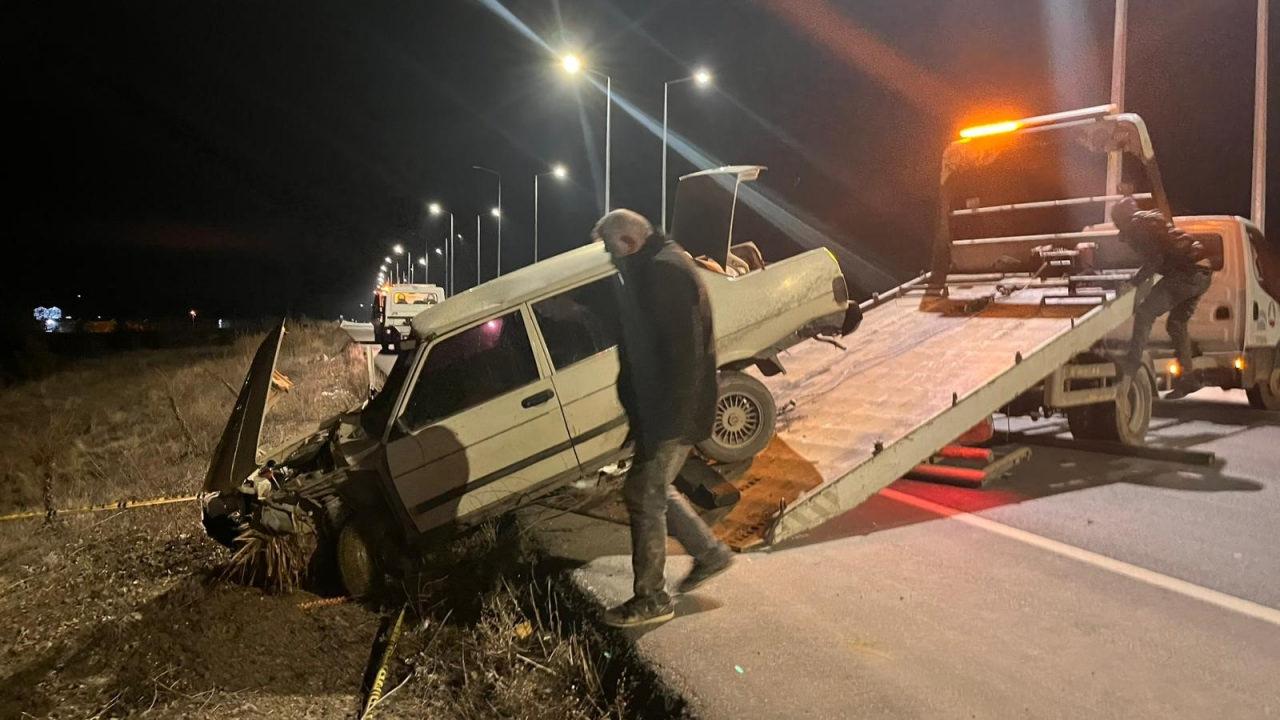 Domuza çarptıktan sonra şarampole yuvarlanan araçta büyük hasar meydana geldi.