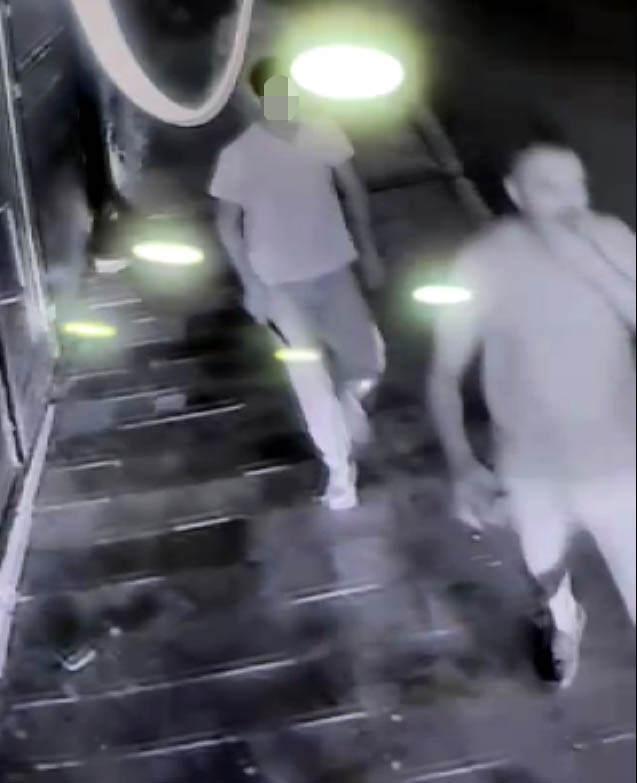 Yüzde 50 engelli Onur Toy (34) (önde) ve bıçaklayarak öldüren F.G. (17) (elinde bıçak olan)