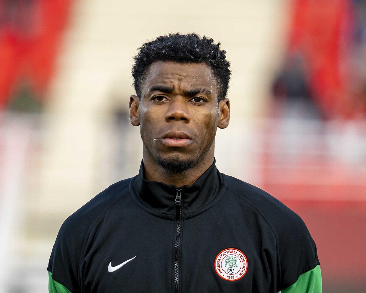 Raphael Onyedika, Nijerya Milli Takımı ile bir maçın seremonisinde beklerken.