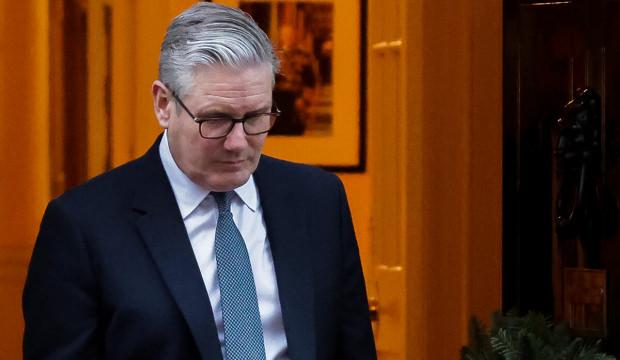 Starmer'dan Trump'a sert tepki: Aşağılayıcı ve korkun&ccedil;, &ouml;z&uuml;r dilemeli