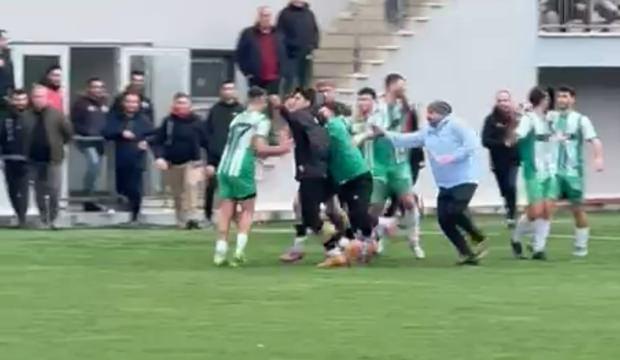 Yeşil saha boks ringine d&ouml;nd&uuml;! Futbolculardan yumruk yumruğa kavga