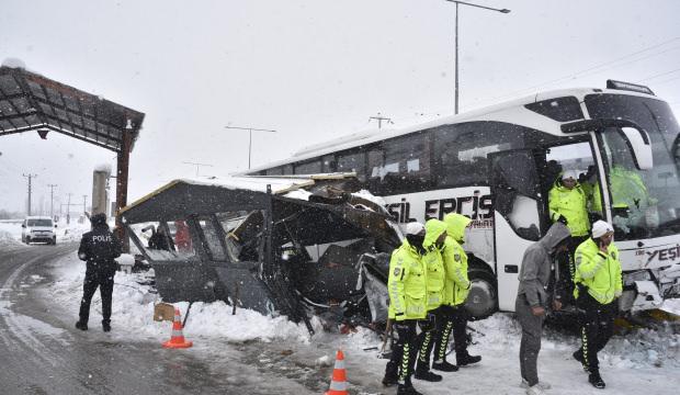 Yolcu otob&uuml;s&uuml; polis noktasına &ccedil;arptı: Yaralı polisler var!