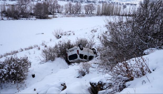Mardin'de buzlanan yolda kayan ara&ccedil; u&ccedil;uruma yuvarlandı: 6 yaralı