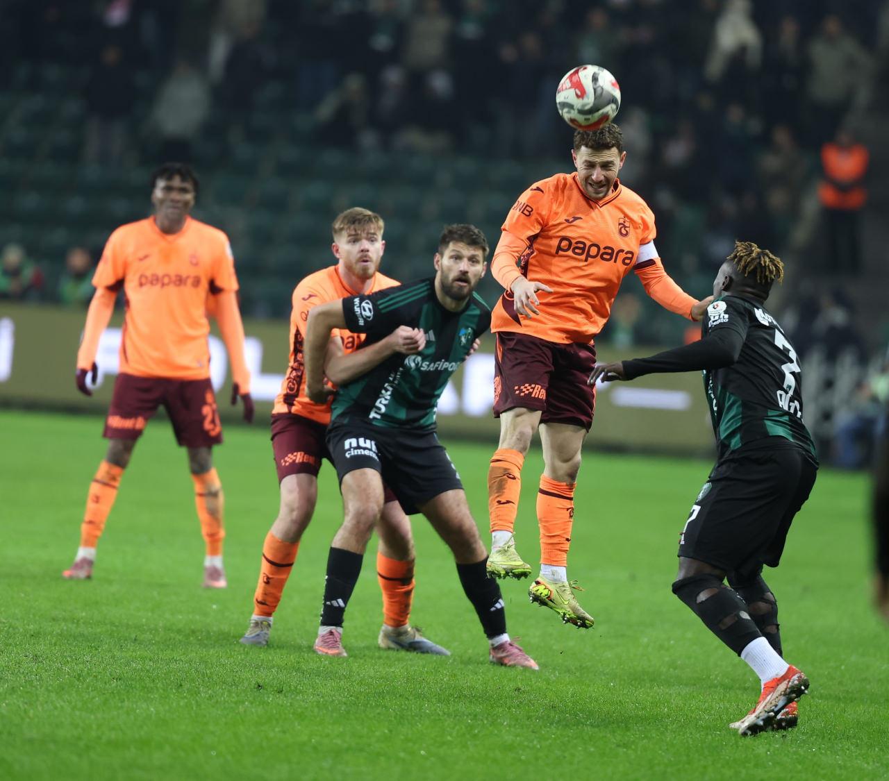 Mustafa Eskihellaç, Trendyol Süper Lig'de oynanan Kocaelispor - Trabzonspor maçında hava topu mücadelesinde.