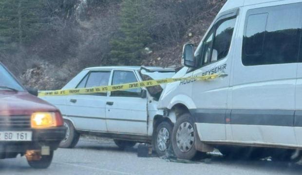 Konya'da otomobil ile yolcu minib&uuml;s&uuml; &ccedil;arpıştı: 1 &ouml;l&uuml;, 1 yaralı
