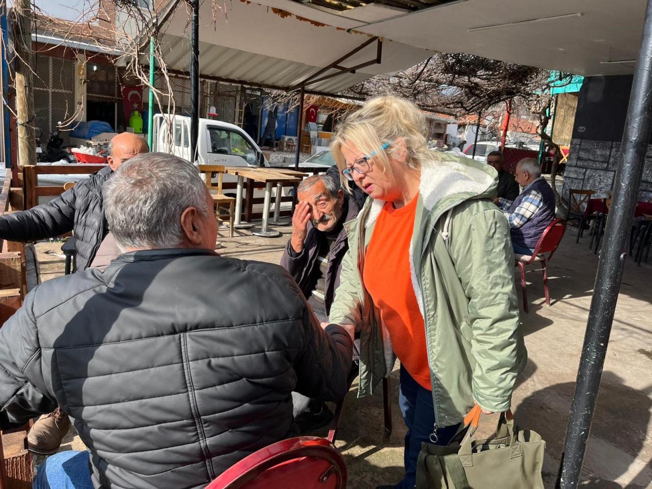 Muhtar Arzu Nisan kahvehanede vatandaşlar ile bir arada.