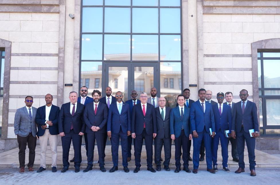 Ulaştırma ve Altyapı Bakan Yardımcısı Durmuş Ünüvar 'ortada', Somali'de önemli temaslarda bulundu.