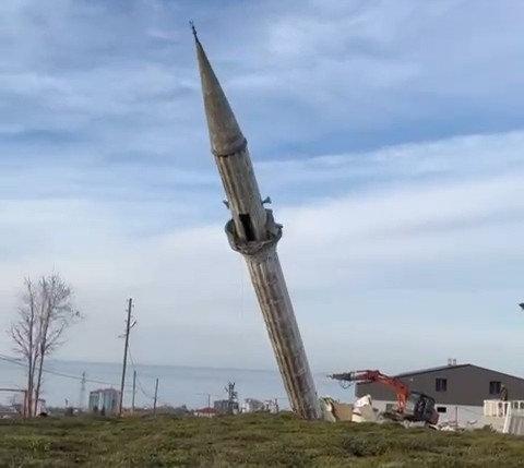  Yenisi yapılınca eski caminin minaresi kontrollü bir şekilde yıkıldı.