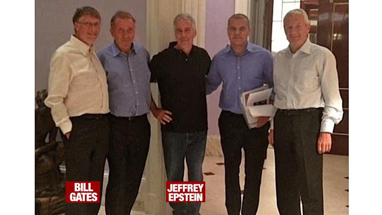 Belgelerde Bill Gates ve Epstein'ın aynı karede olduğu bir fotoğraf da göze çarpıyor