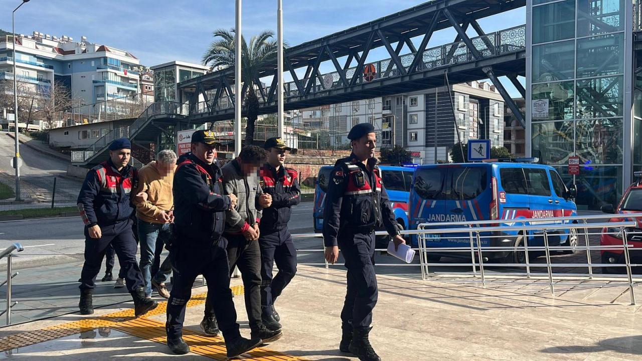 Jandarma tarafından yakalanan şüpheliler adliyeye sevk edildi.