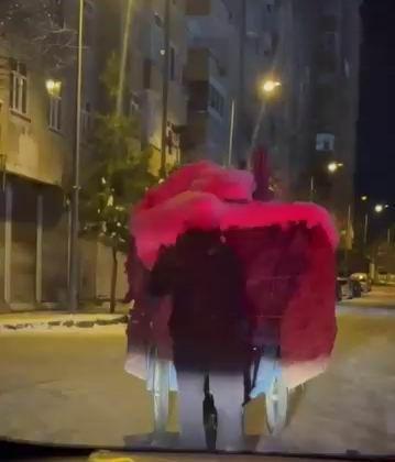 Polisin, vatandaşa yardım ettiği anlar kameraya yansıdı. 