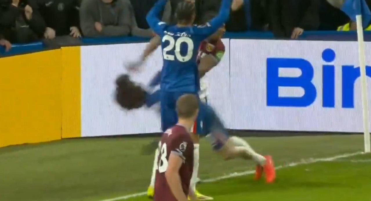 Adama Traore'nin Cucurella'yı yere serdiği anın bir görüntüsü. (Kaynak: DAZN)