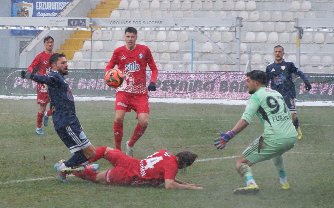 TFF 1. Lig'de oynanan Erzurumspor FK - Sarıyer maçından bir görüntü.