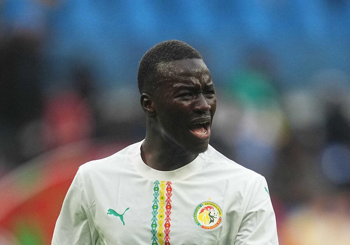 Pape Gueye, Senegal Milli Takımı formasıyla sahada bir pozisyona tepki gösterirken.