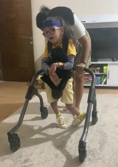 Kaan Ege Aydoğdu (7), günde 2 saat fizik tedavi alıyor.