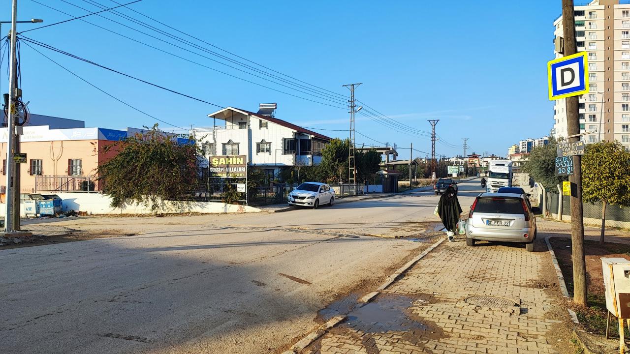 Görme engelli çifte otobüsün çarptığı cadde.