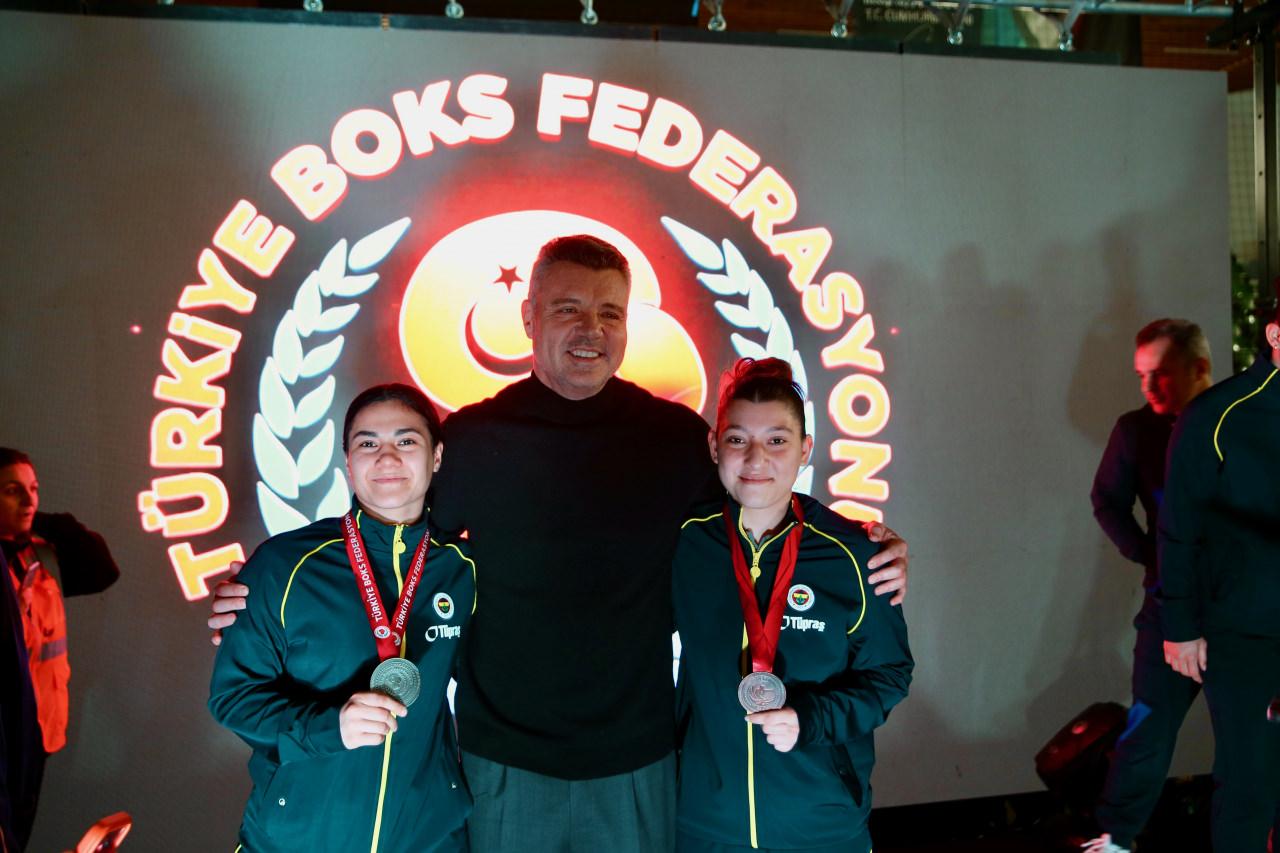 Fenerbahçe Kulübü Başkanı Sadettin Saran, Kocaeli'de düzenlenen Türkiye Ferdi Boks Şampiyonası'nı takip ederek sarı-lacivertli sporculara destek verdi.