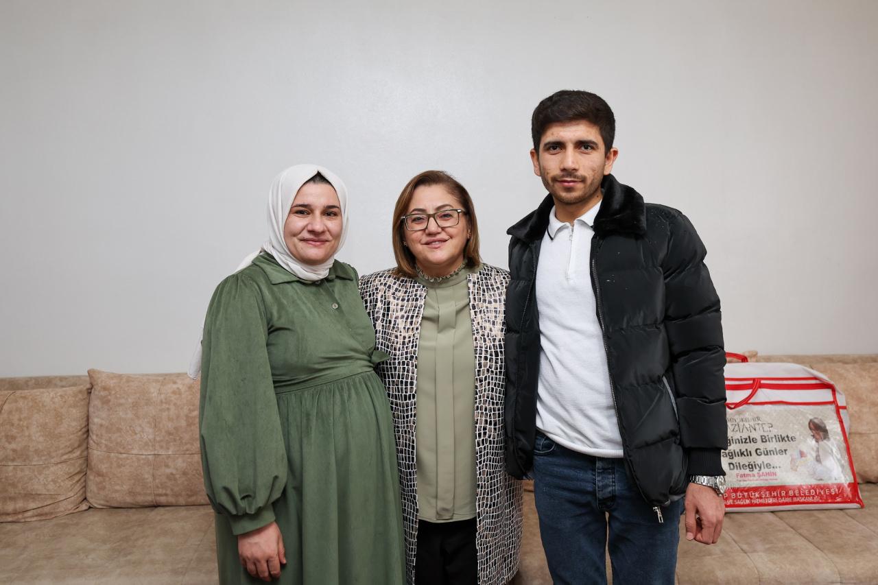 Bebek bekleyen çifti Fatma Şahin ziyaret etti.