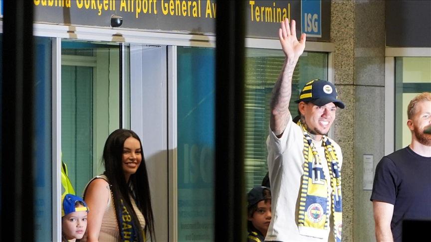 Ederson ve ailesi İstanbul'da, Fenerbahçe taraftarını selamlarken.