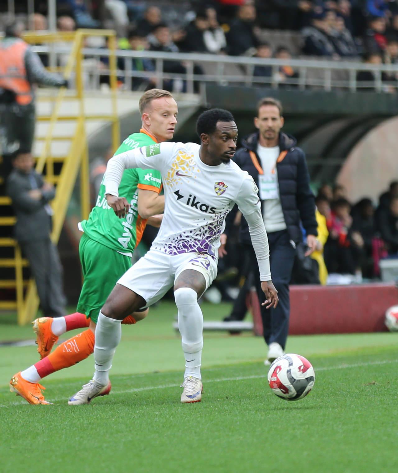 Bir pozisyonda Alanyaspor oyuncusu Florent Hadergjonaj (solda), rakibi Lenny Pintor (23) ile mücadele etti.