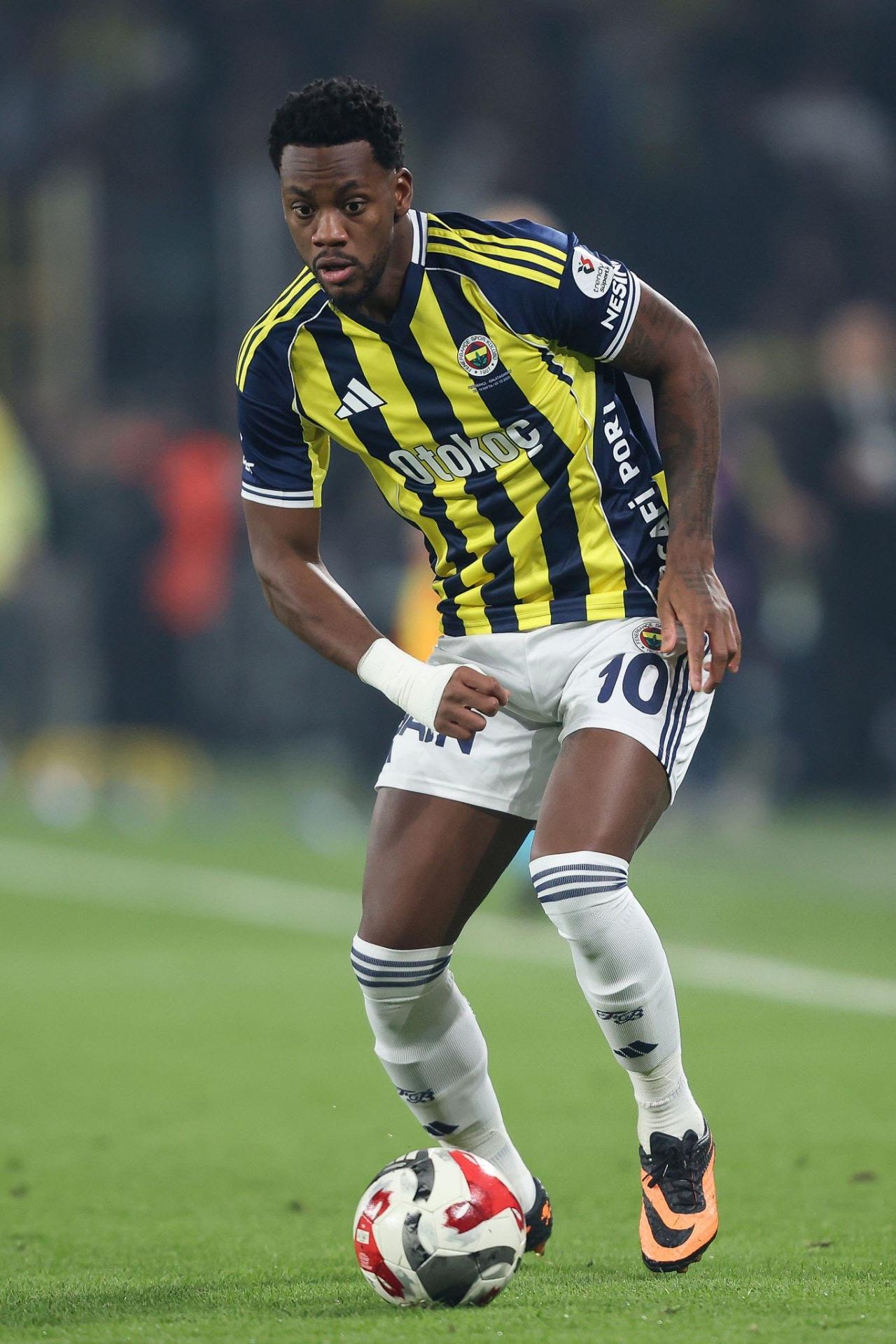 Jhon Duran, sakatlık sebebiyle maç kadrosundan çıkarıldı.