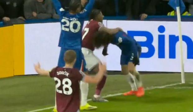 Adama Traore kontrol&uuml; kaybetti: G&uuml;reş&ccedil;iymiş gibi Cucurella'yı yere &ccedil;arptı