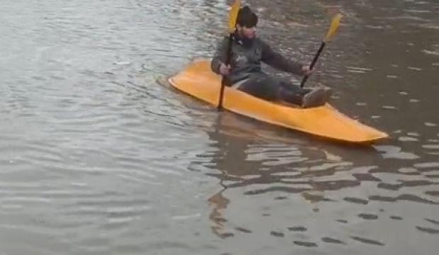 Adana'daki sağanakta ilgin&ccedil; anlar: Kanoyla gezdi!