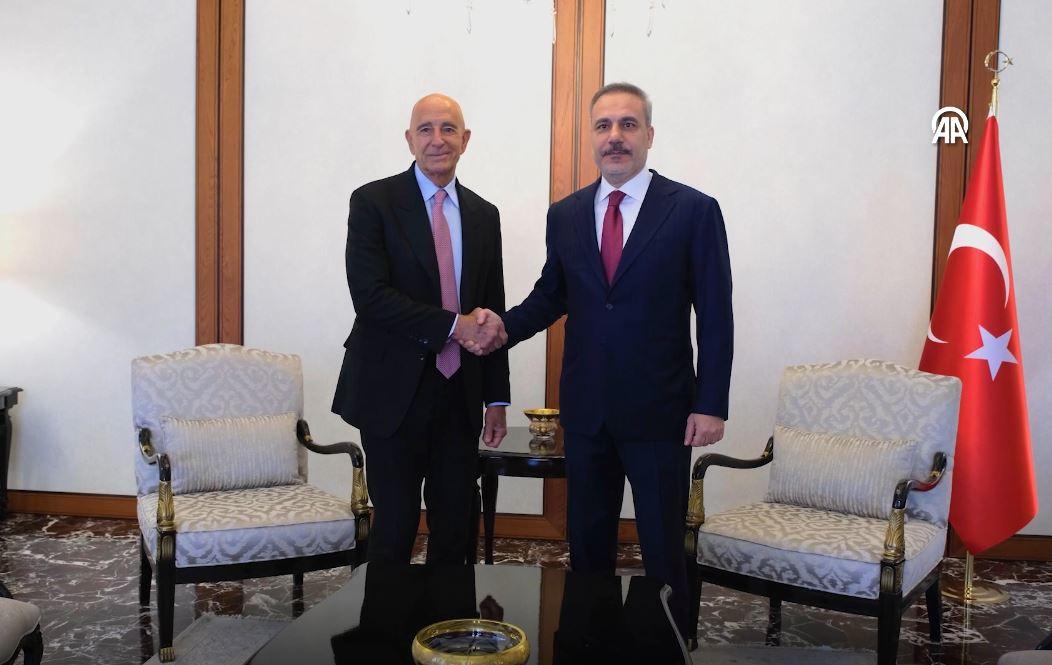 Dışişleri Bakanı Hakan Fidan, ABD'nin Ankara Büyükelçisi ve Suriye Özel Temsilcisi Tom Barrack'ı kabul etti. Dışişleri Bakanlığı kaynaklarından edinilen bilgiye göre Bakan Fidan, Büyükelçi Barrack ile Ankara'da bir araya geldi.