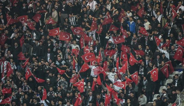Beşiktaş taraftarı 47. dakikada İstiklal Marşı okudu! 