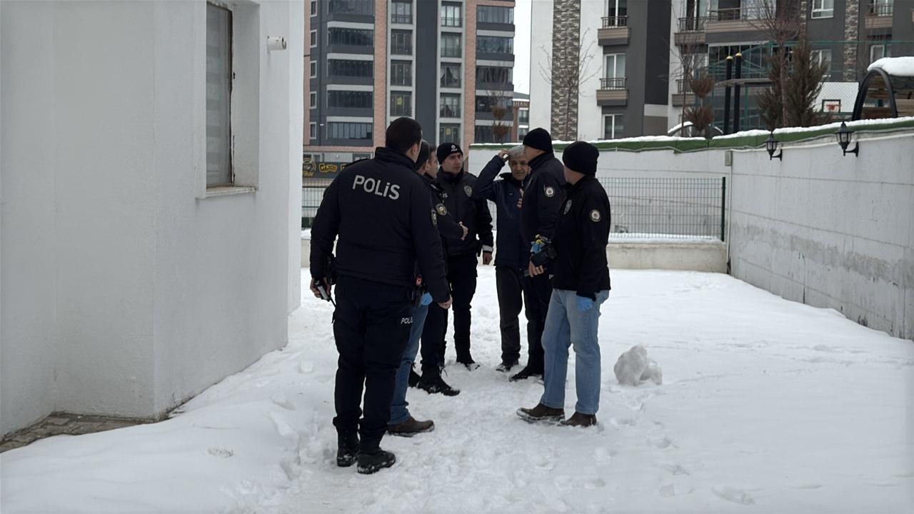 Olay yerine çok sayıda ekip sevk edildi.