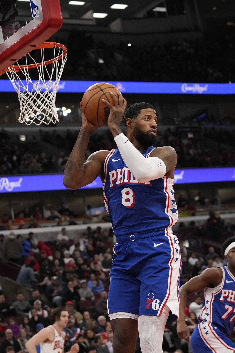 Paul George bir maç sırasında takım arkadaşına pas vermeye hazırlanırken.