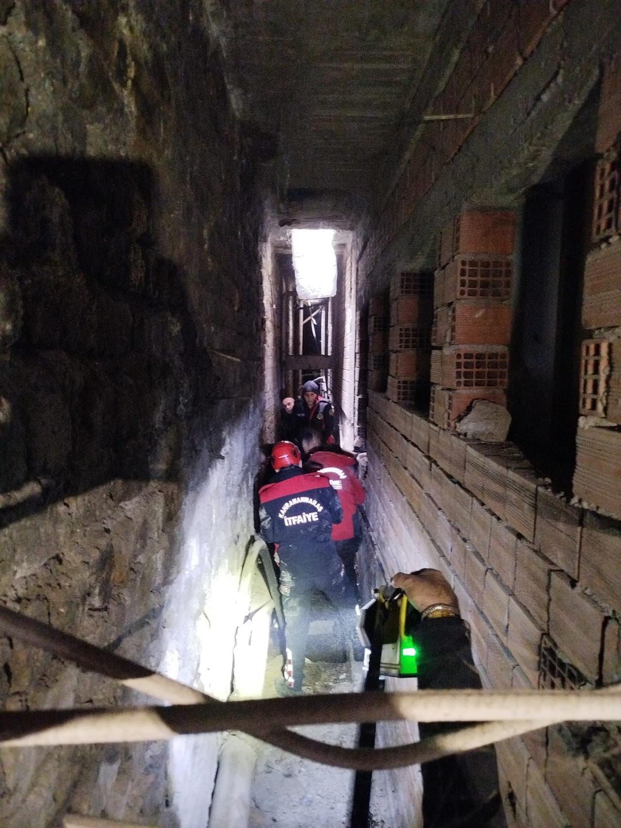 Mazgaldan havalandırma boşluğuna düşen çocuk kurtarıldı. 