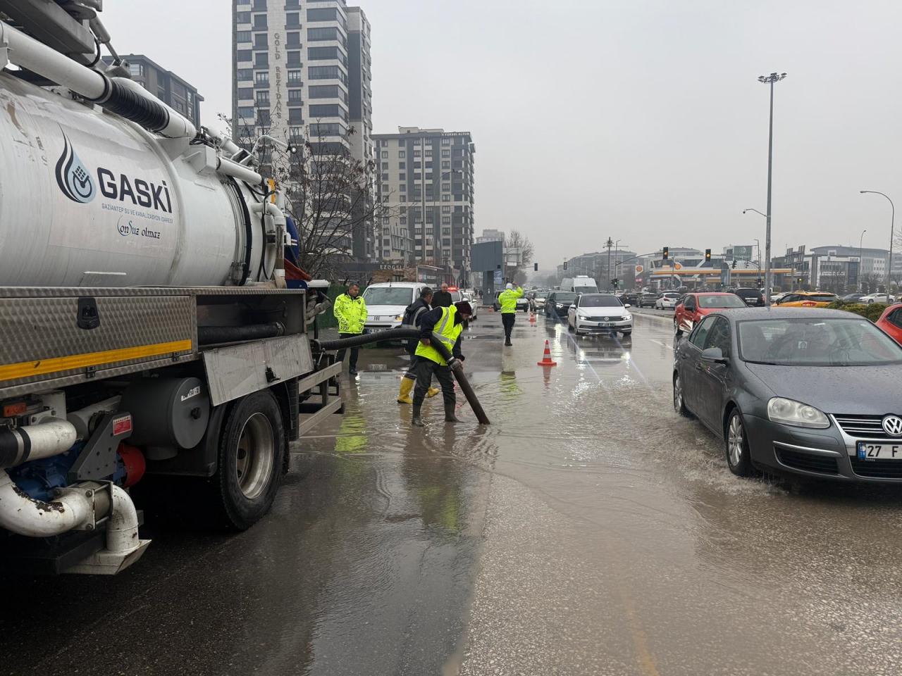 Belediye araçları, sağanak yağışa karşı, sahaya çıkarıldı.