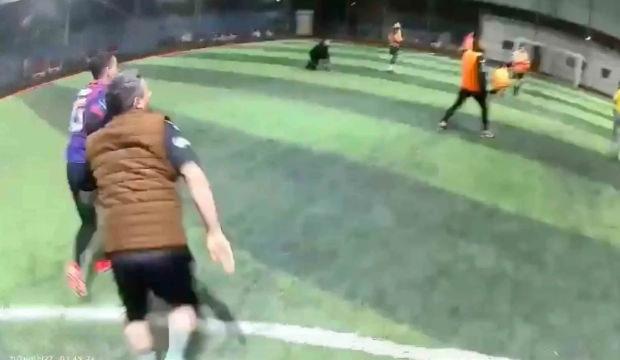 Halı sahada can pazarı: &Ccedil;atının &ccedil;&ouml;kt&uuml;ğ&uuml;n&uuml; g&ouml;ren koşarak dışarı ka&ccedil;tı