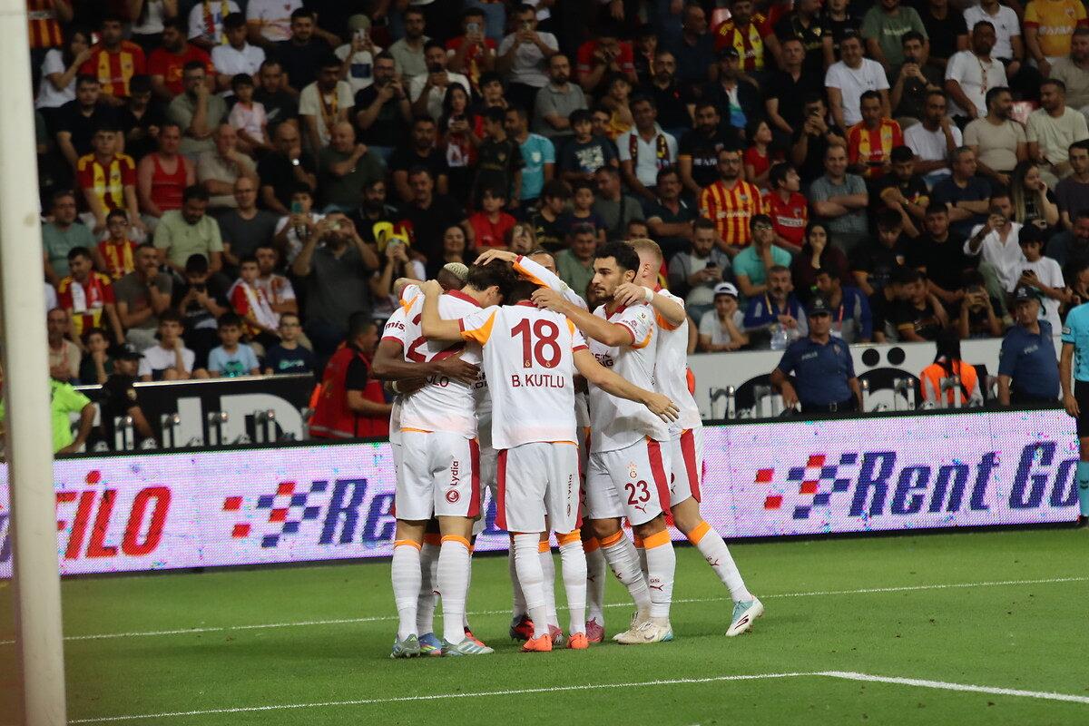 Galatasaraylı futbolcular, Kayserispor karşısında buldukları golü kutlarken