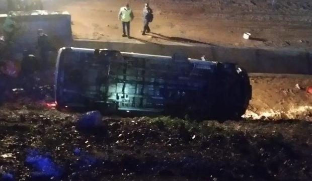 İş&ccedil;i servisi u&ccedil;uruma yuvarlandı: 1'i ağır, 13 yaralı