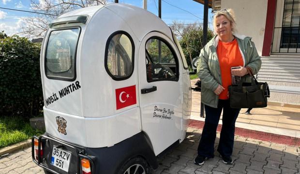 İzmir'in mobil muhtarı 'Tek Krali&ccedil;e' yazılı motoruyla kapı kapı geziyor