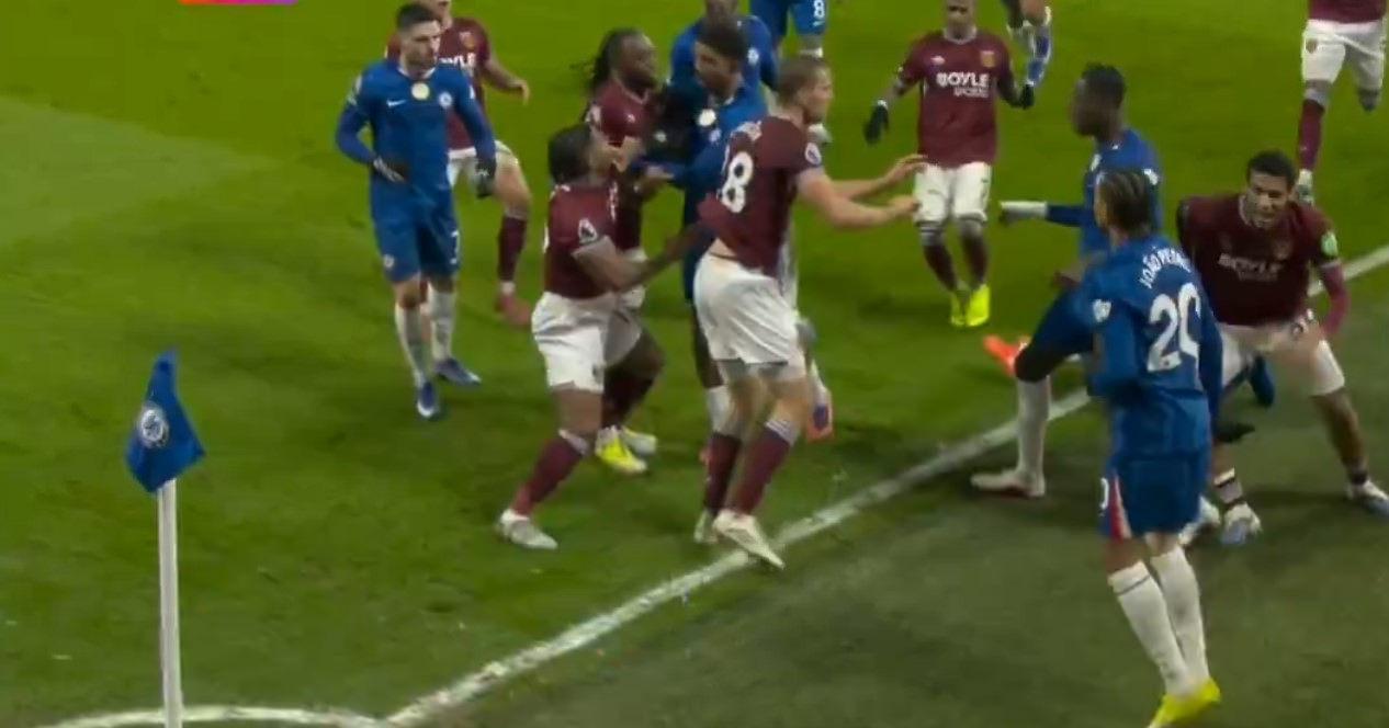 Adama Traore'nin müdahalesi sonrasında saha karıştı. (Kaynak: DAZN)