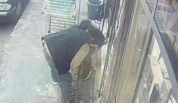 Kahramanmaraş'ta bir &ccedil;ocuk a&ccedil;ık mazgala d&uuml;şt&uuml;! Y&uuml;rek hoplatan kaza kamerada