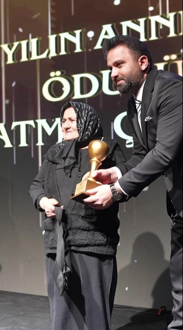 Fatma Çoban yılın annesi ödülünü aldı. 