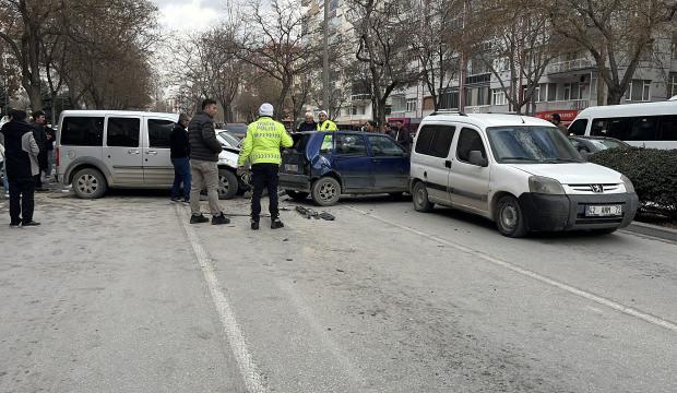 Konya'da ortalık savaş alanına d&ouml;nd&uuml;! 7 aracın arasına daldı: 2 yaralı!