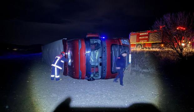 &Ccedil;orum'da k&ouml;peğe &ccedil;arpmamak i&ccedil;in manevra yapan tır devrildi, s&uuml;r&uuml;c&uuml;s&uuml; yaralandı