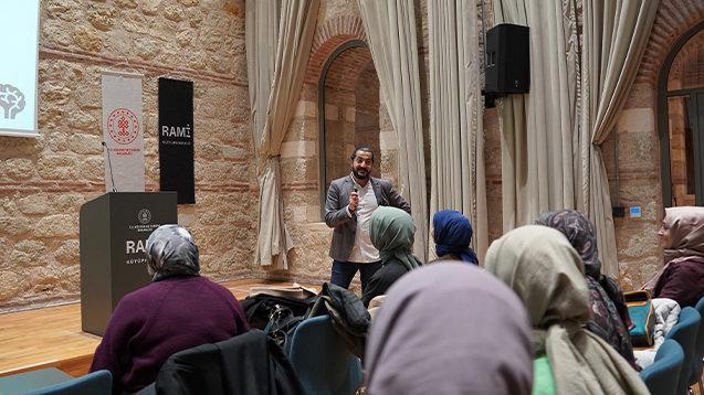 Aşırı Düşünme (Overthinking) ile Başa Çıkma başlıklı programda Psikolog Kerem Gümüş konuşma yapıyor.